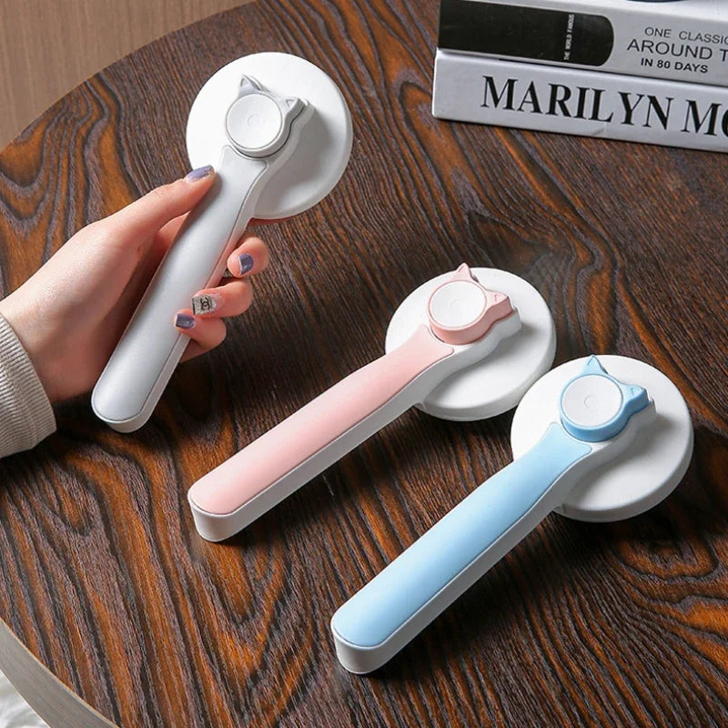 🐱Perfect brush with cute kitty shaped "fluff-release button"