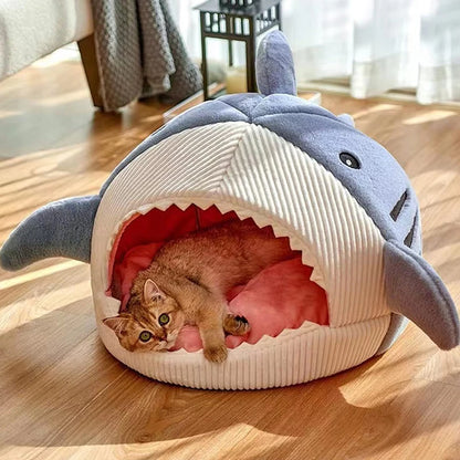 🦈"Paws in Jaws" - ¡Oh, no, Kitty está siendo devorada por un tiburón! 🙀
