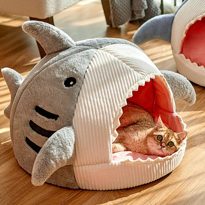 🦈"Paws in Jaws" - ¡Oh, no, Kitty está siendo devorada por un tiburón! 🙀