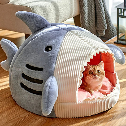 🦈"Paws in Jaws" - ¡Oh, no, Kitty está siendo devorada por un tiburón! 🙀